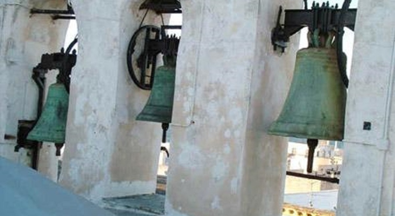 Gallipoli, la diatriba sulle campane. Il parroco le difende: «Sono lì da secoli» Gallipoli, la diatriba sulle campane. Il parroco le difende: «Sono lì da secoli»
