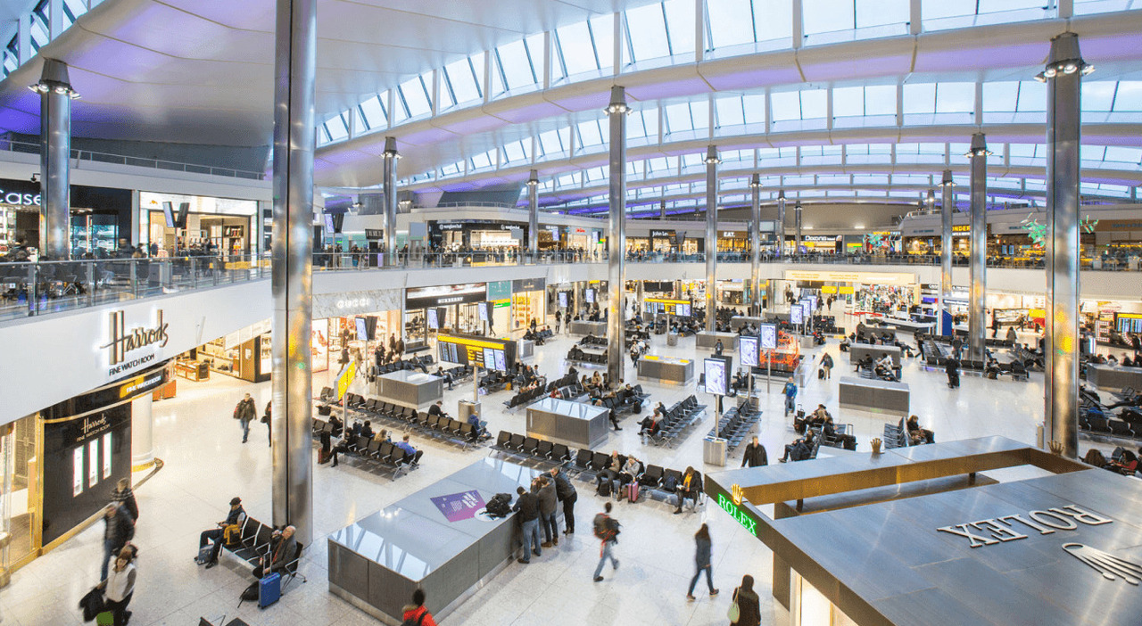 cyber attacco contro gli aeroporti europei in tilt heathrow a londra bruxelles e berlino ritardi e cancellazioni check in e imbarco manuali