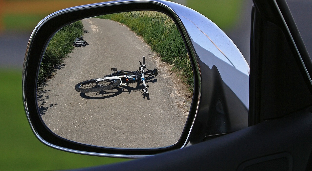 https://statics.cedscdn.it/photos/MED_HIGH/2025/09/20/9079405_20153349_incidente_bicicletta.jpg