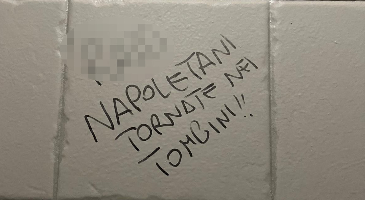 «Napoletani tornate nei tombini», scritte razziste nei bagni della pizzeria. Il titolare: «Prima si è mangiato la mia pizza, poi mi ha offeso» «Napoletani tornate nei tombini», scritte razziste nei bagni della pizzeria. Il titolare: «Prima si è mangiato la mia pizza, poi mi ha offeso»