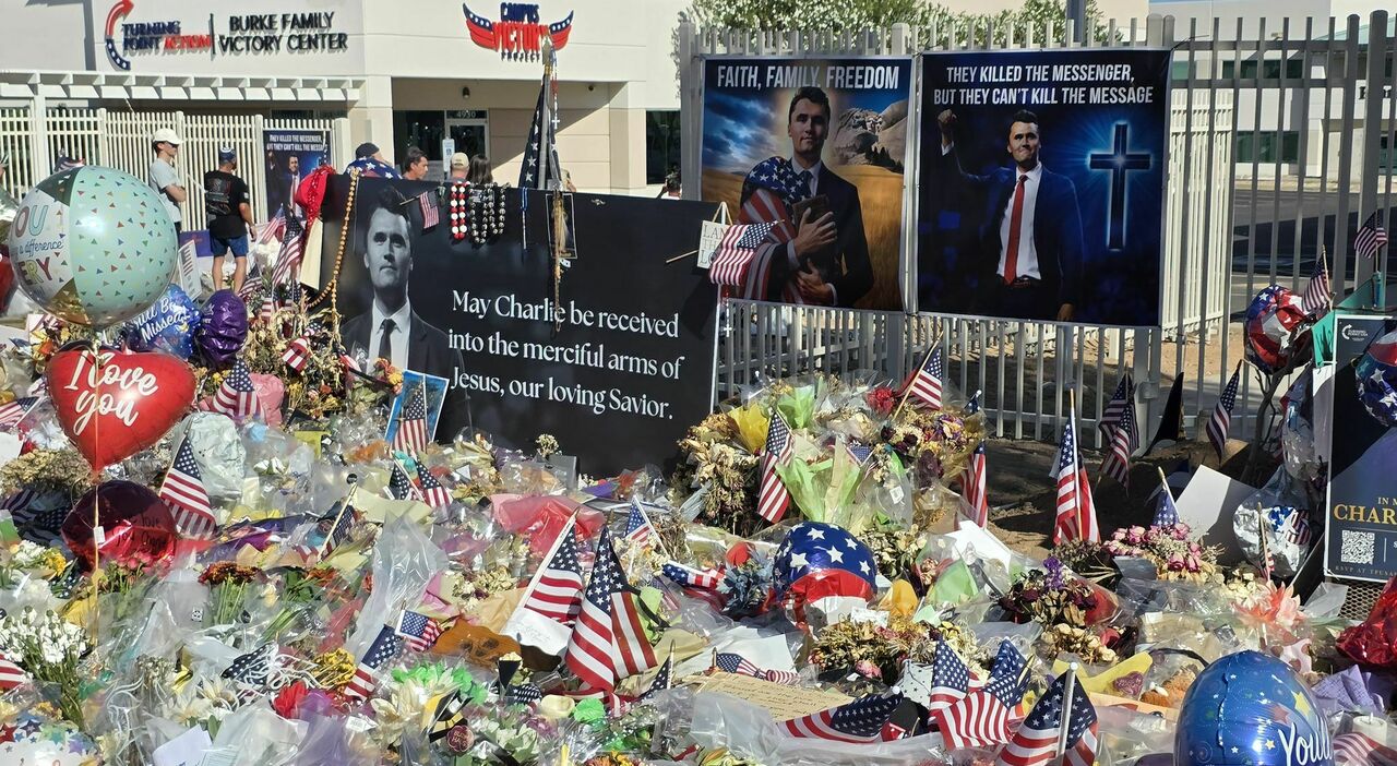 charlie kirk la marea maga a phoenix per i funerali lacrime t shirt e tensioni trump sul palco con vance