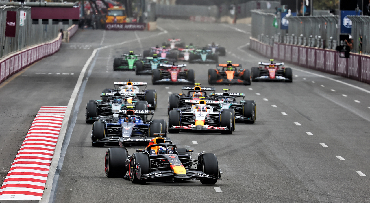 gp di baku verstappen conduce su sainz e lawson antonelli 232 quarto pressato da russell settimo leclerc