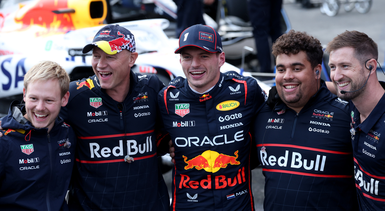 Verstappen domina il GP di Baku battendo Russell e Sainz, che con la Williams ritrova il podio. Splendido quarto Antonelli, Ferrari delude Verstappen domina il GP di Baku battendo Russell e Sainz, che con la Williams ritrova il podio. Splendido quarto Antonelli, Ferrari delude