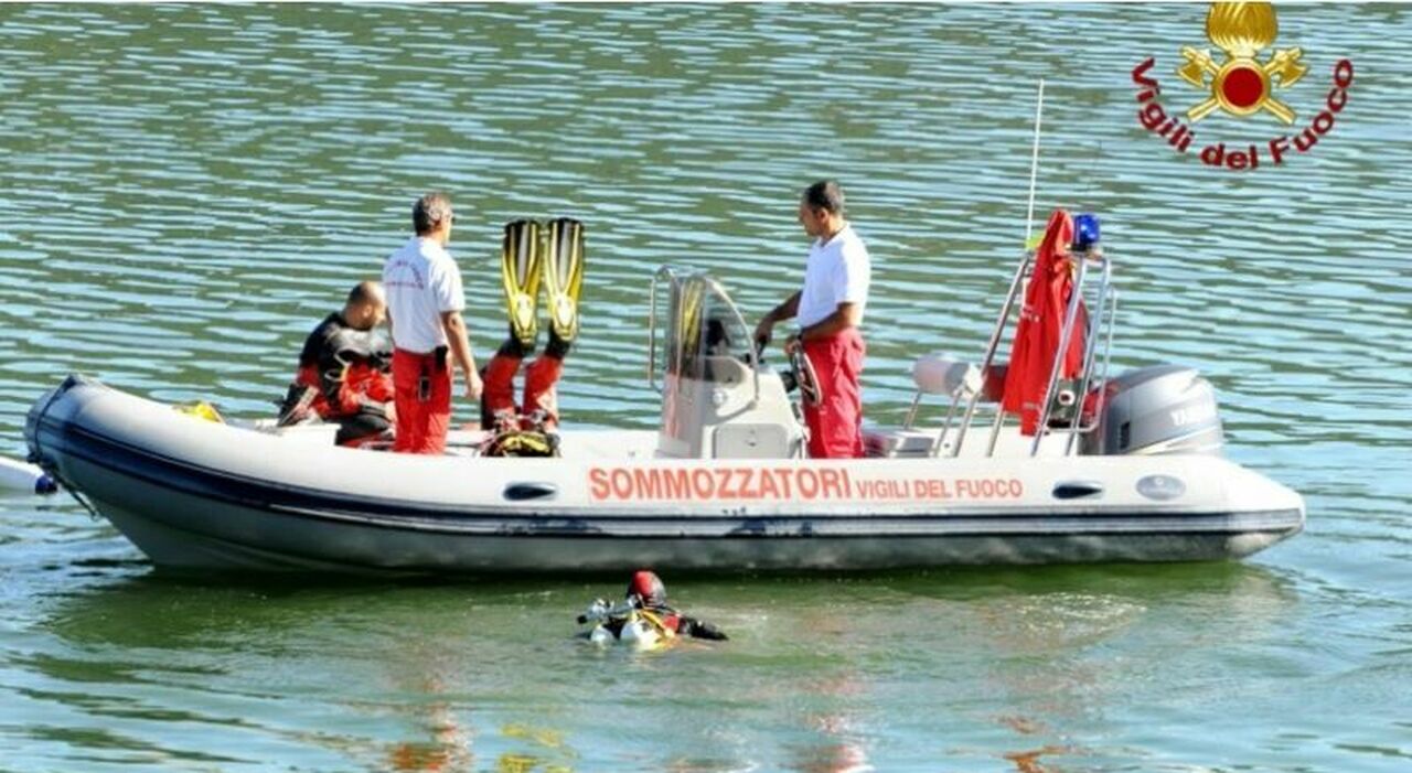 https://statics.cedscdn.it/photos/MED_HIGH/2025/09/21/9080985_21141154_sommozzatori_ragazzo_morto.jpg