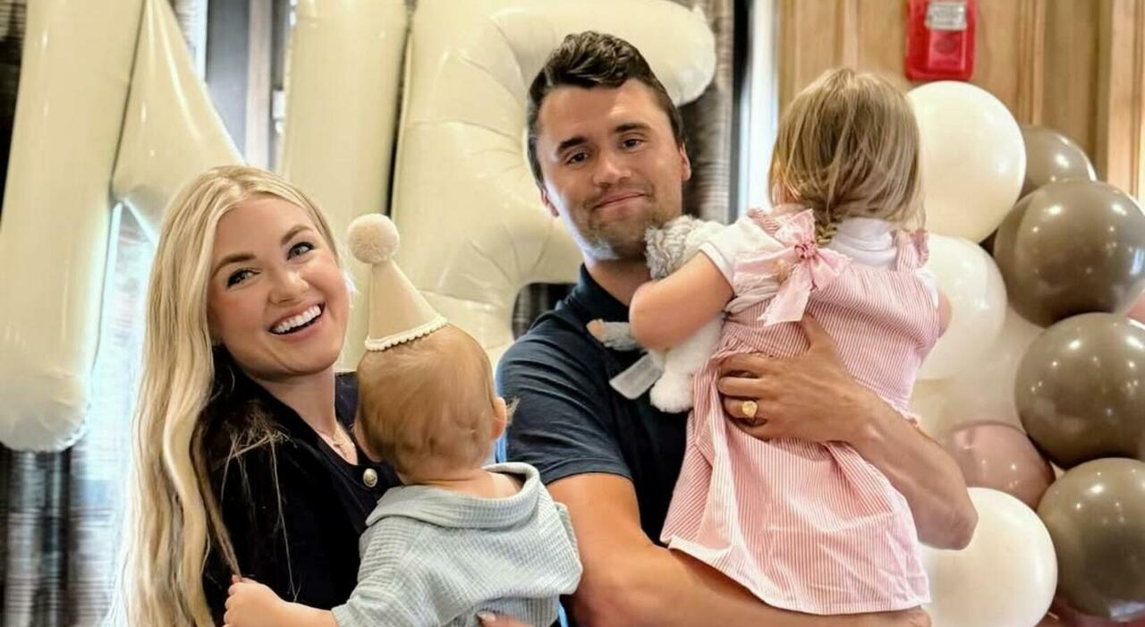 Erika Kirk, la vedova di Charlie Kirk: «Non ha voluto indossare il giubbotto antiproiettile, porto un ciondolo con il suo sangue» Erika Kirk, la vedova di Charlie Kirk: «Non ha voluto indossare il giubbotto antiproiettile, porto un ciondolo con il suo sangue»