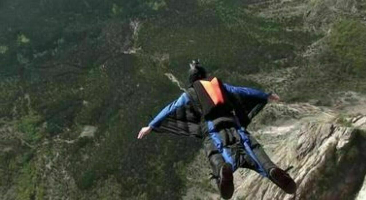 https://statics.cedscdn.it/photos/MED_HIGH/2025/09/21/9081381_21220217_base_jumper_morto_trento.jpg
