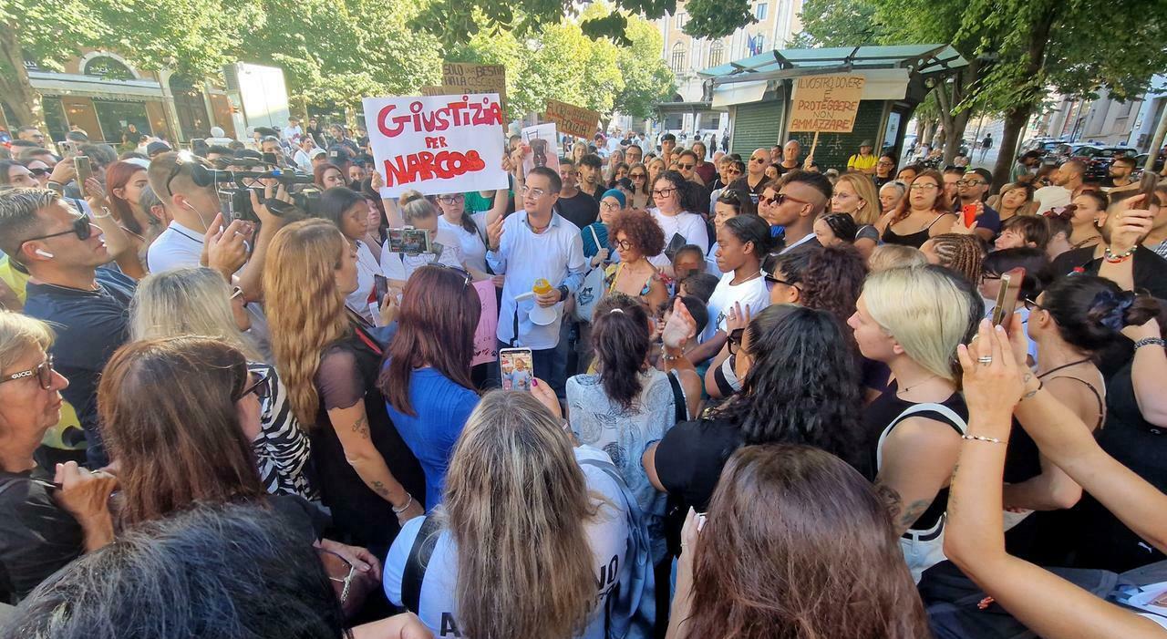 Ancona, contesta il Governo al sit in per Narcos. Toni alti e spintoni, in piazza Roma scoppia la bagarre. L Ancona, contesta il Governo al sit in per Narcos. Toni alti e spintoni, in piazza Roma scoppia la bagarre. L