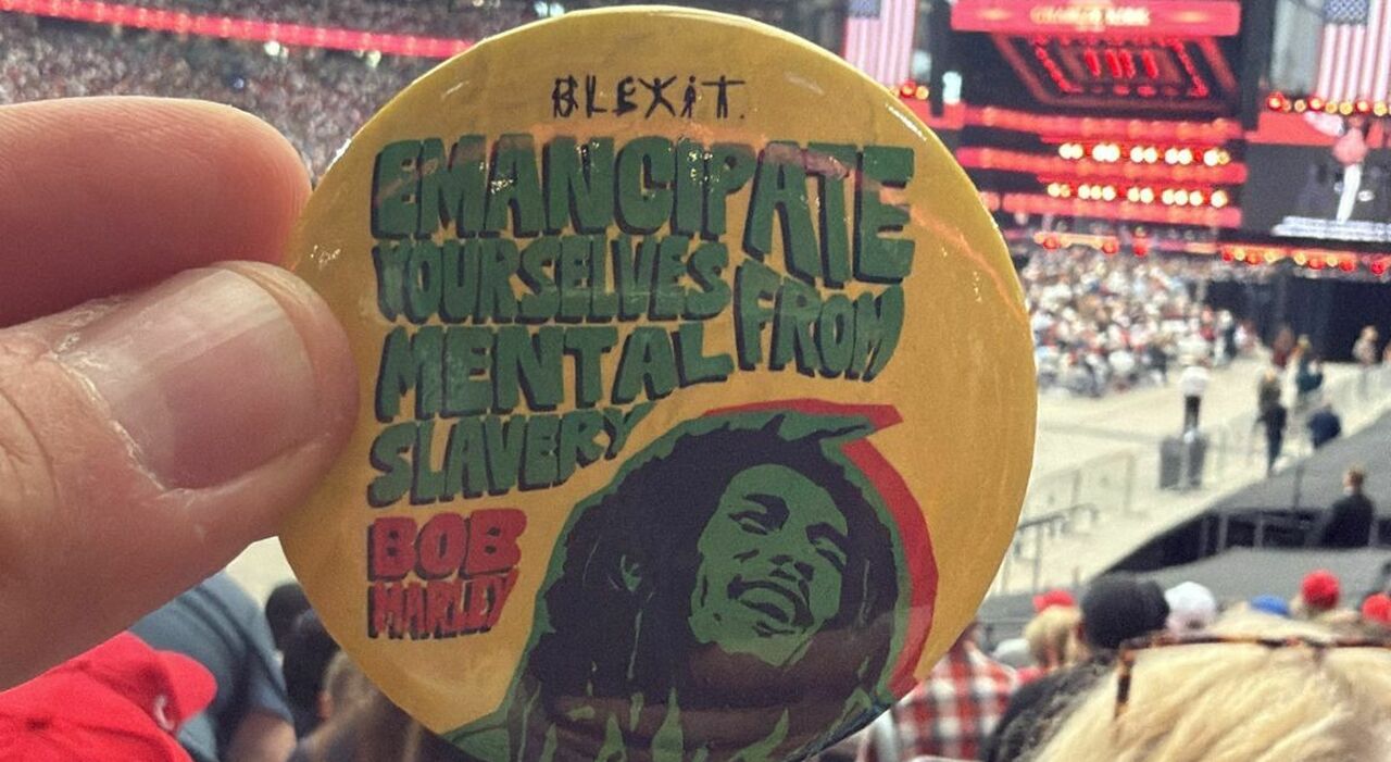 Charlie Kirk, i funerali show tra gadget e rock band: E spuntano le spillette di Bob Marley: «Emancipati dalla schiavitù della mente»
