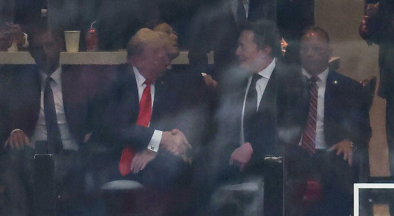 https://statics.cedscdn.it/photos/MED_HIGH/2025/09/22/9082291_22073027_donald_trump_eleon_musk_fanno_pace_funerali_charlie_kirk_oggi_22_9_2025.jpg