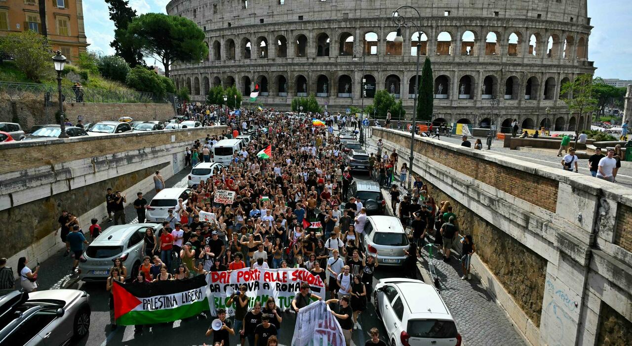 sciopero oggi per gaza migliaia in piazza per lo sciopero generale milano brucia bandiera usa in 20mila a roma