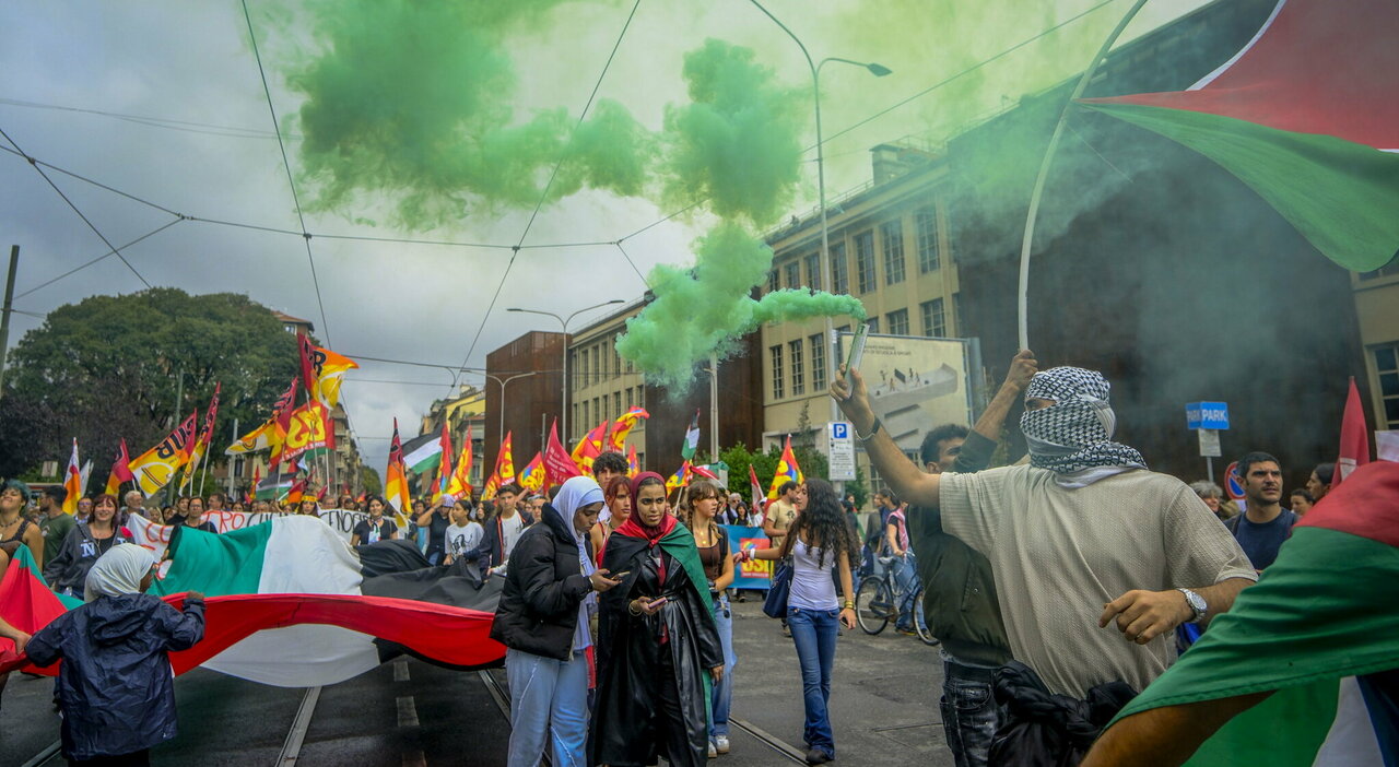 Sciopero oggi per Gaza, scontri in stazione a Milano: caos e cariche. Bologna, autostrada bloccata. Idranti sui manifestanti a Marghera Sciopero oggi per Gaza, scontri in stazione a Milano: caos e cariche. Bologna, autostrada bloccata. Idranti sui manifestanti a Marghera