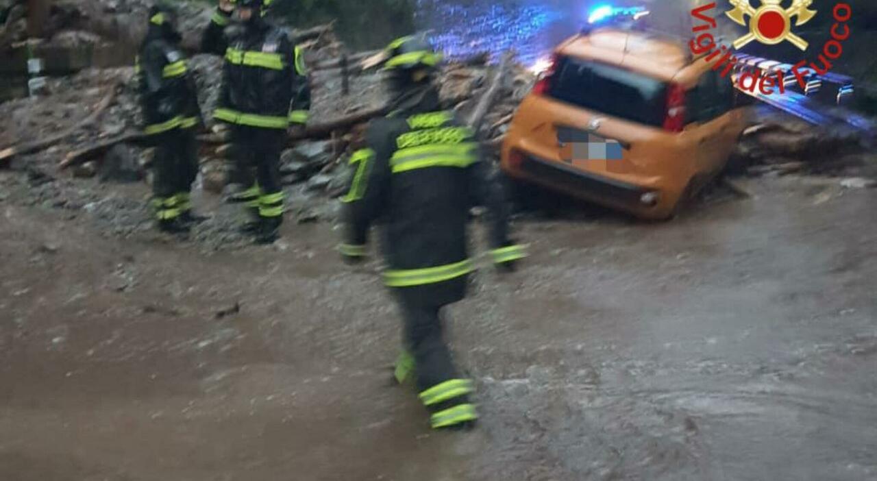 Maltempo, nubifragio a Milano: esonda il Seveso. Frane e strade allagate nel Comasco