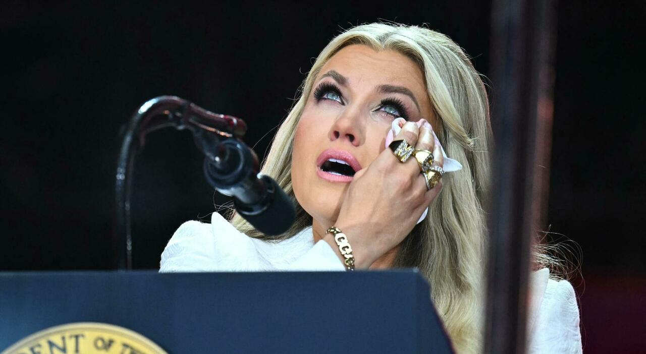 https://statics.cedscdn.it/photos/MED_HIGH/2025/09/22/9082323_22084301_charlie_kirk_vedova_erika_standing_lacrime_ovation.jpg
