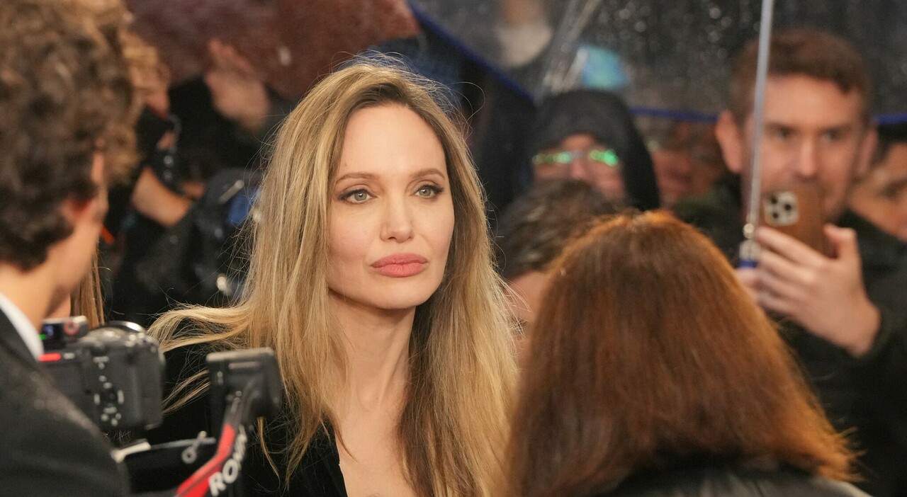 https://statics.cedscdn.it/photos/MED_HIGH/2025/09/22/9082328_22084019_angelina_jolie_tempi_seri_dobbiamo_stare_attenti_parlare_cosa_ha_detto_oggi_22_9_2025.jpg