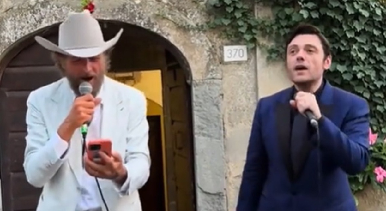 https://statics.cedscdn.it/photos/MED_HIGH/2025/09/22/9082350_22091013_jovanotti_tiziano_ferro_matrimonio.jpg