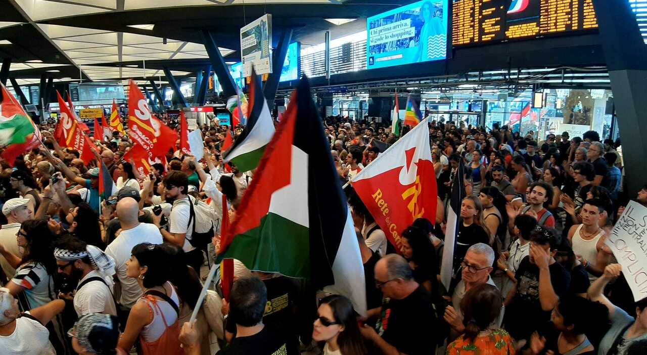 Sciopero a Napoli, i manifestanti «occupano» la stazione Centrale: i dati sull Sciopero a Napoli, i manifestanti «occupano» la stazione Centrale: i dati sull