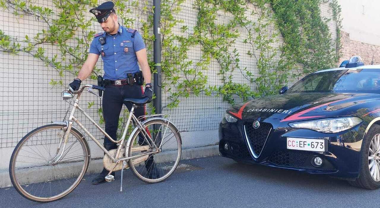 Si avvicina ad una 14enne con una scusa e la violenta, la ragazza viene salvata da due amiche e il 44enne arrestato. In casa sua indizi di altri abusi Si avvicina ad una 14enne con una scusa e la violenta, la ragazza viene salvata da due amiche e il 44enne arrestato. In casa sua indizi di altri abusi