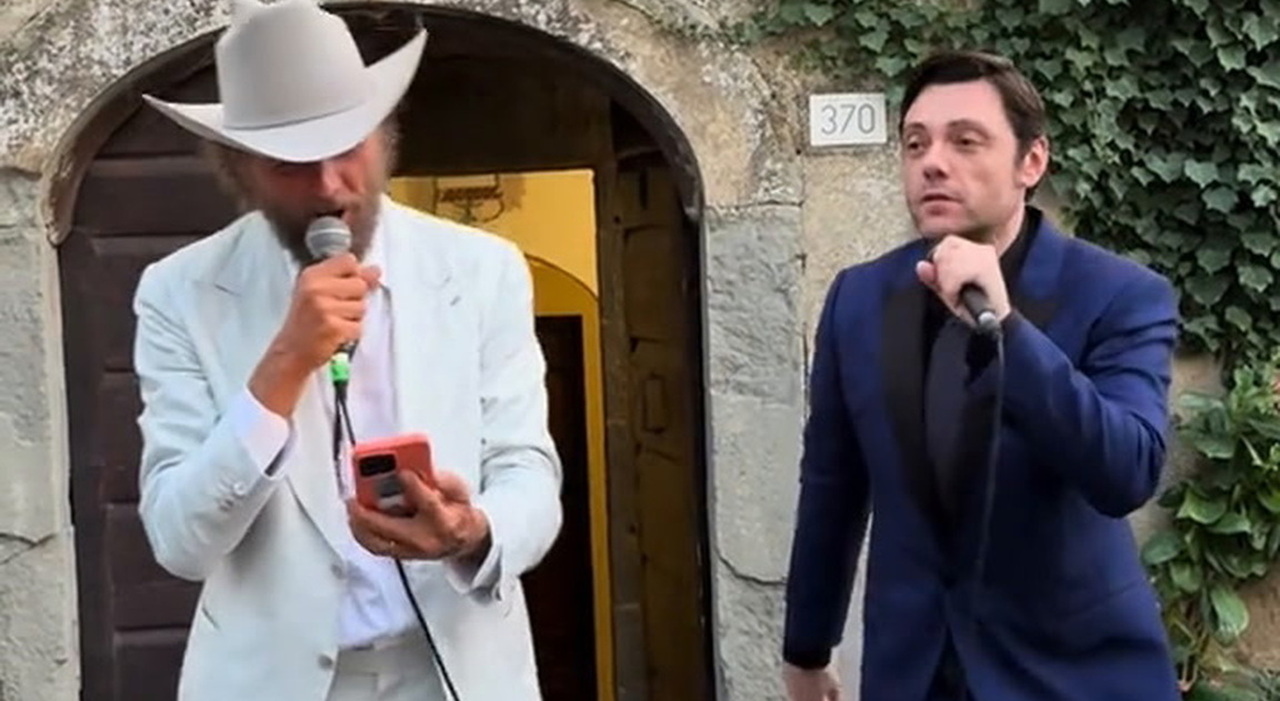 https://statics.cedscdn.it/photos/MED_HIGH/2025/09/22/9082388_22094856_jovannotti_tiziano_ferro.jpg