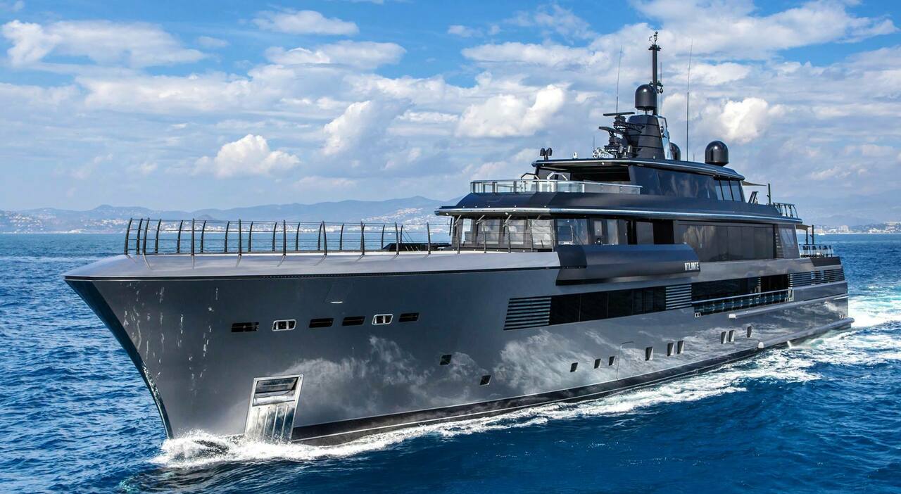 https://statics.cedscdn.it/photos/MED_HIGH/2025/09/22/9082428_22102739_yacht_atlante_remo_ruffini_moncler_costa_smeralda_oggi.jpg