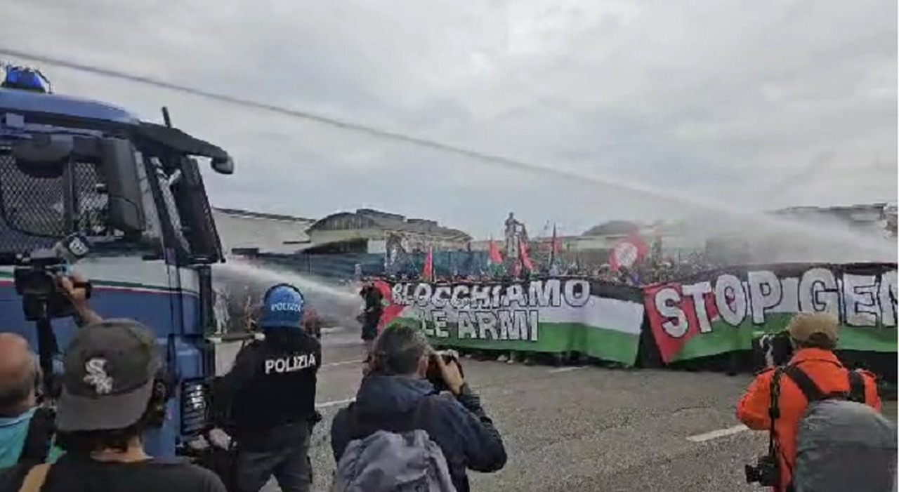 ProPal al porto di Marghera: «Da qui partono le armi per Israele». La polizia in assetto antisommossa ferma il corteo con gli idranti ProPal al porto di Marghera: «Da qui partono le armi per Israele». La polizia in assetto antisommossa ferma il corteo con gli idranti