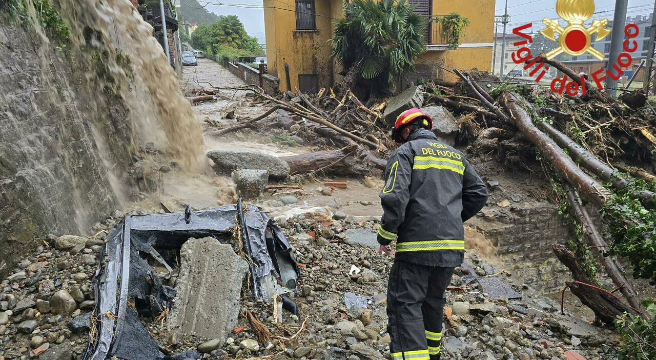 Maltempo Milano e Lombardia, temporali e frane in tutta la regione: esonda il Seveso, evacuata scuola nel quartiere Niguarda. Strade allagate a Como Maltempo Milano e Lombardia, temporali e frane in tutta la regione: esonda il Seveso, evacuata scuola nel quartiere Niguarda. Strade allagate a Como