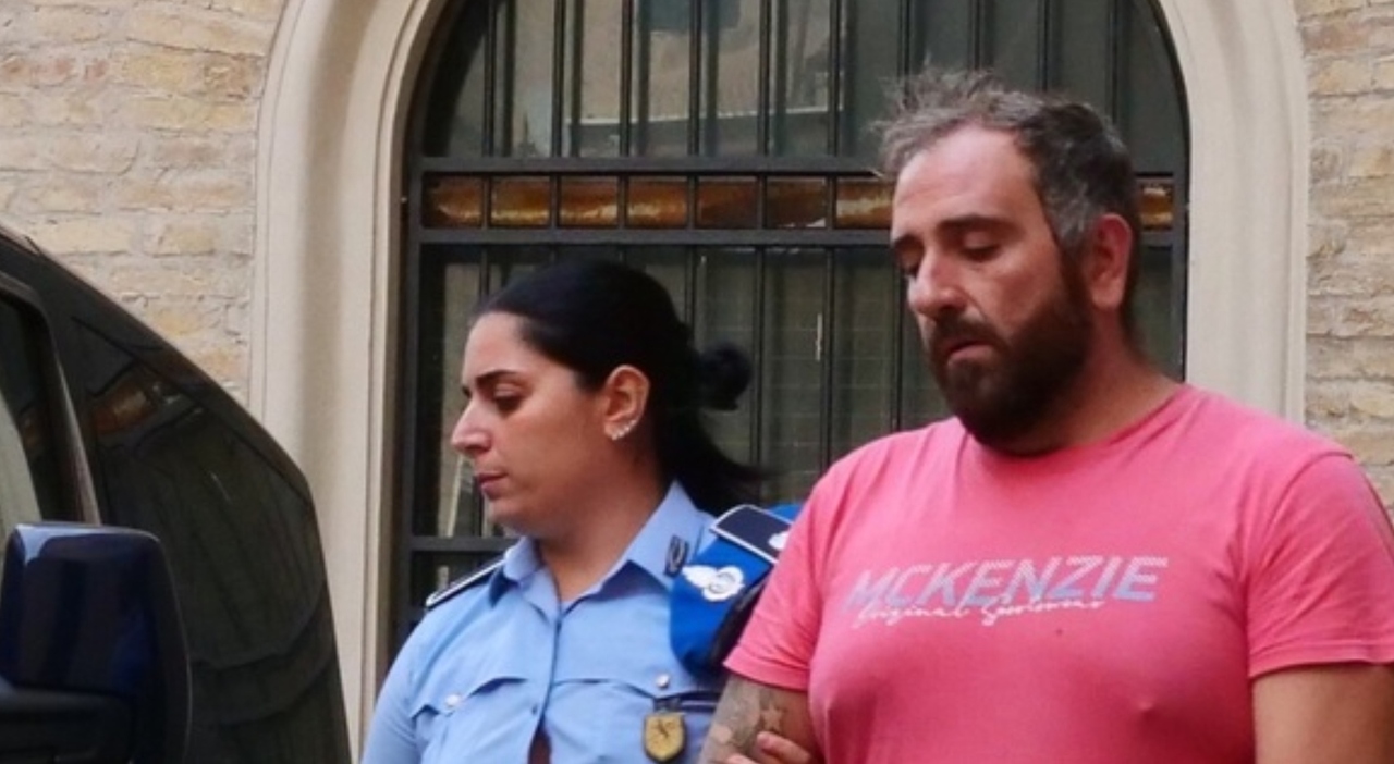 https://statics.cedscdn.it/photos/MED_HIGH/2025/09/22/9082644_22134804_ettore_alessandro_sorrentino_trovato_morto_garage_matteo_borrelli_rimane_carcere_ancona_oggi_22_9_2025.jpg
