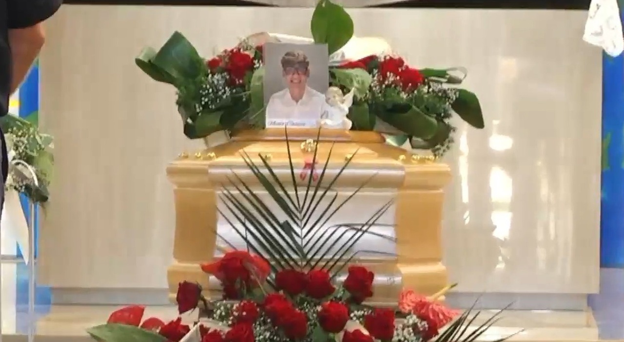 I funerali di Nicola, il rider 18enne morto mentre lavorava. Il parroco: «Ora silenzio, non polemiche» I funerali di Nicola, il rider 18enne morto mentre lavorava. Il parroco: «Ora silenzio, non polemiche»