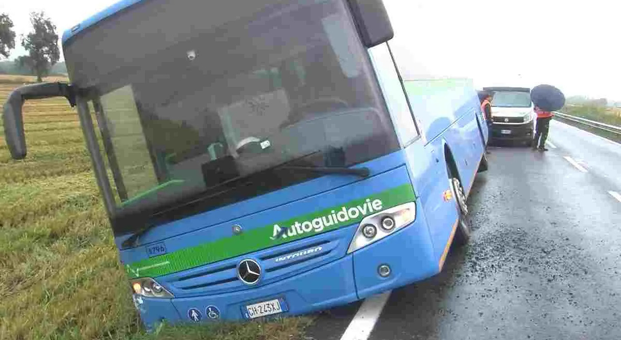 https://statics.cedscdn.it/photos/MED_HIGH/2025/09/22/9082726_22151228_pullman_studenti_fuori_strada_pavia.jpg
