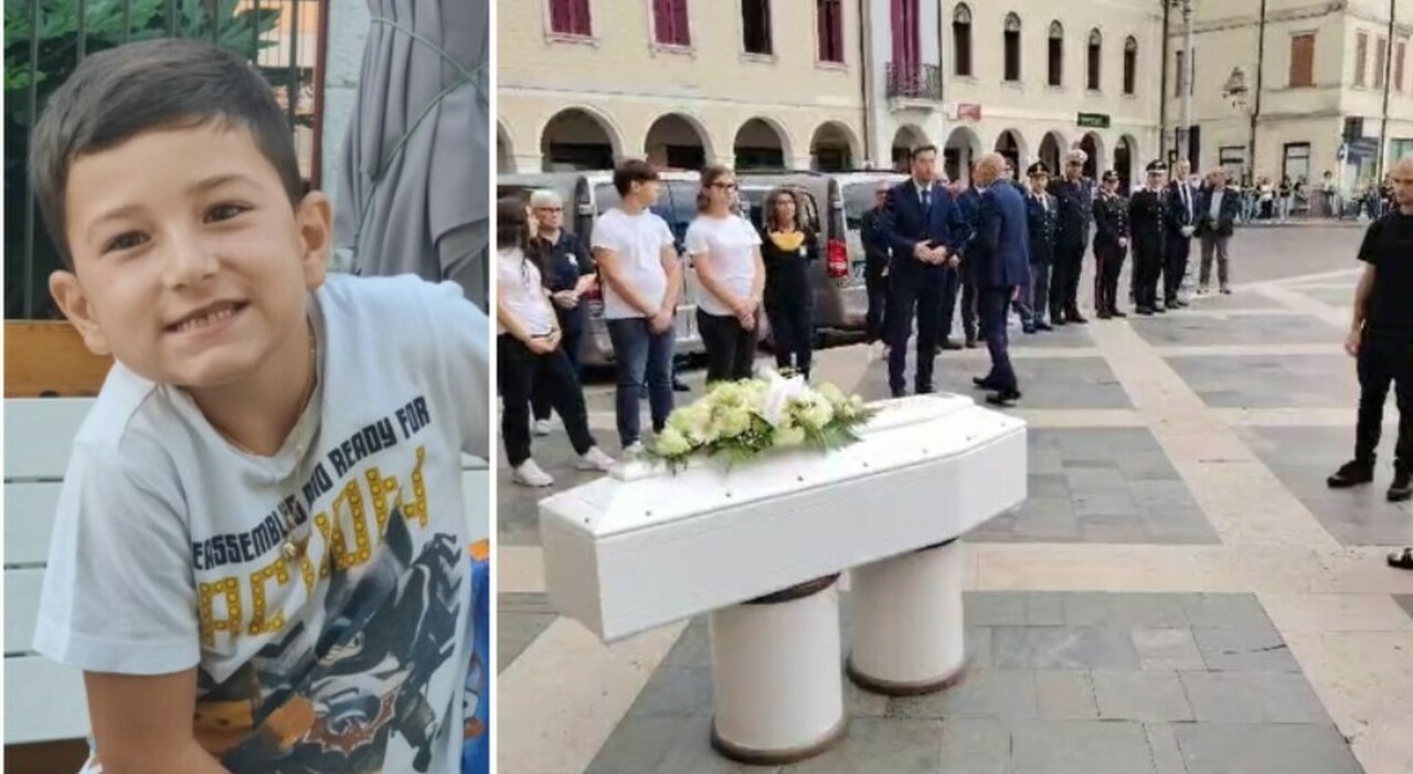 Mattia Restuccia, il funerale nel giorno in cui avrebbe compiuto 7 anni. Il paese si stringe a mamma Genny e al fratello Mattia Restuccia, il funerale nel giorno in cui avrebbe compiuto 7 anni. Il paese si stringe a mamma Genny e al fratello