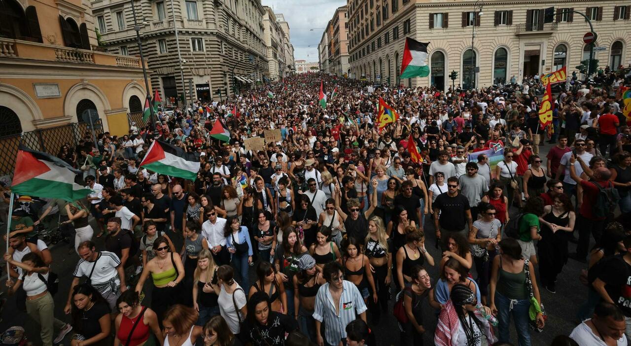 Roma, il corteo per Gaza raggiunge la tangenziale: «Ora blocchiamo tutto». In cinquantamila in piazza Roma, il corteo per Gaza raggiunge la tangenziale: «Ora blocchiamo tutto». In cinquantamila in piazza