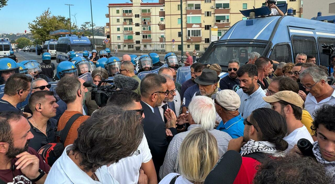 Sciopero a Napoli, parte il corteo a Fuorigrotta: bloccata viale Kennedy Sciopero a Napoli, parte il corteo a Fuorigrotta: bloccata viale Kennedy