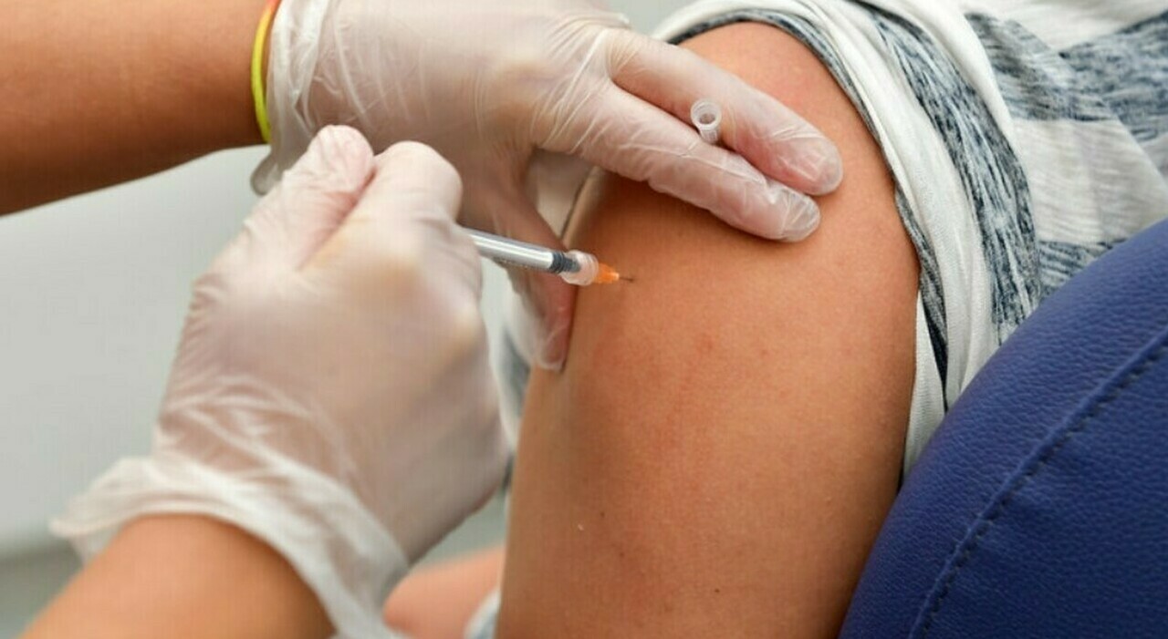 https://statics.cedscdn.it/photos/MED_HIGH/2025/09/22/9082772_22154927_vaccino_influenza_quando.jpg