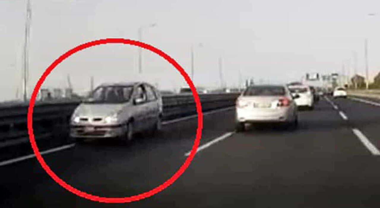 https://statics.cedscdn.it/photos/MED_HIGH/2025/09/22/9082875_22172521_contromano_in_autostrada_frosinone_ceprano.jpg