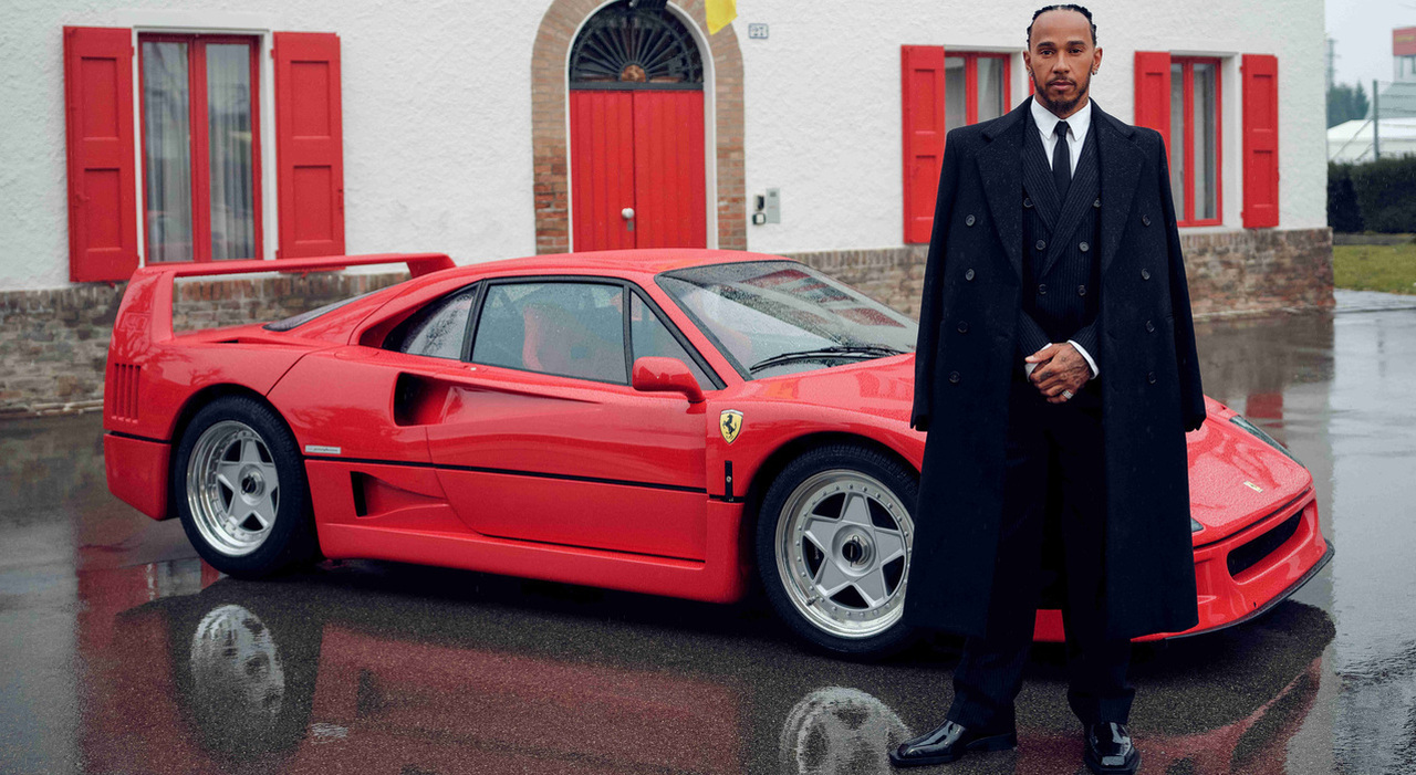 Lewis Hamilton con la Ferrari F40 il giorno della sua presentazione come pilota della Scuderia del Cavallino