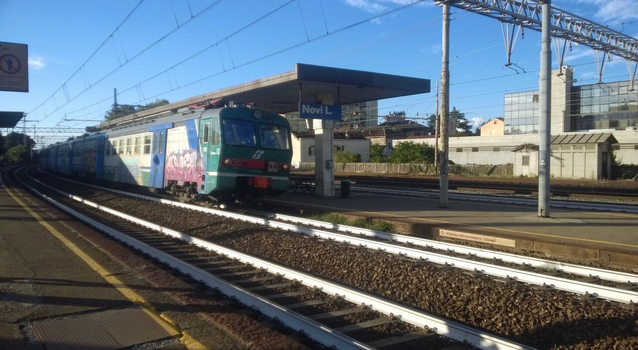 Si arrampica su un treno, 14enne tocca la linea elettrica e rimane folgorato: è grave