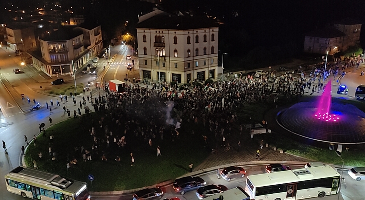 https://statics.cedscdn.it/photos/MED_HIGH/2025/09/22/9083086_22202638_sciopero_gaza_corteo_padova_10mila_stanga_fuochi.jpg