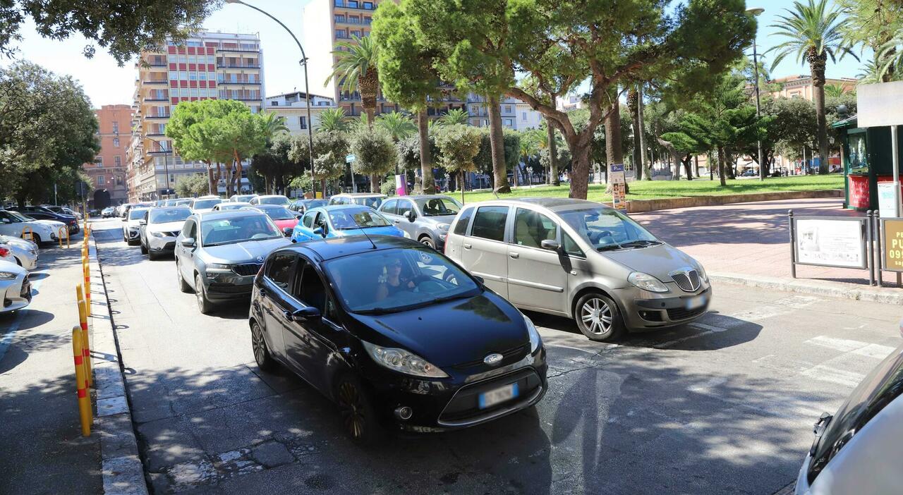 Caos traffico in città: scuole e uffici riaprono, cantieri complicano l