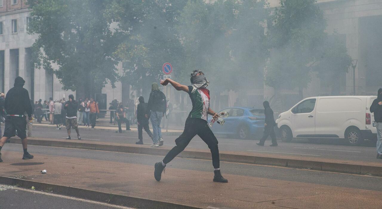 Guerriglia alla manifestazione per Gaza, il mix letale che ha assaltato la stazione: insieme "maranza", anarchici e antagonisti