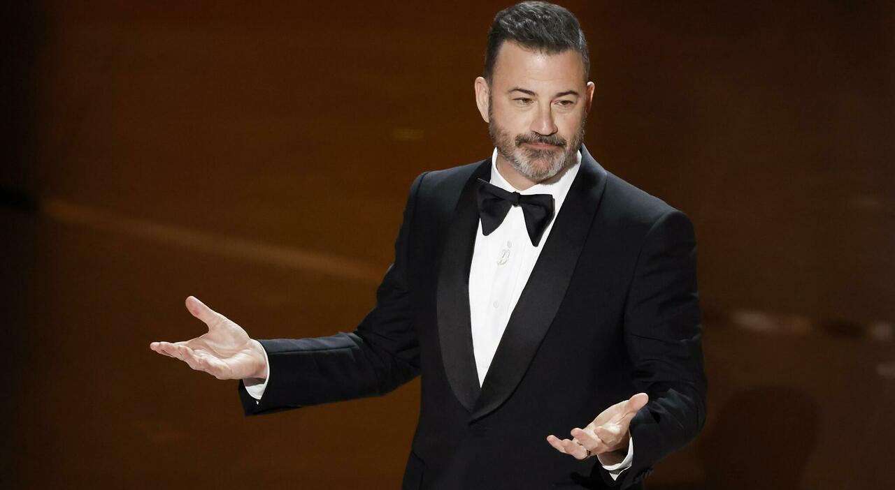 https://statics.cedscdn.it/photos/MED_HIGH/2025/09/23/9084449_23084554_jimmy_kimmel_torna_in_tv_perdente_indici_ascolto_casa_bianca_brendan_carr_trump_oggi_23_settembre_2025.jpg