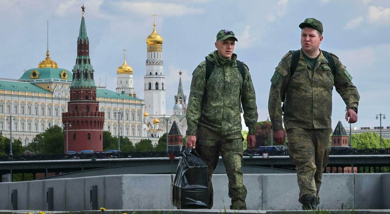 Economia russa, salari in calo e fabbriche sature: così la corsa a droni e missili mette in crisi l?industria bellica