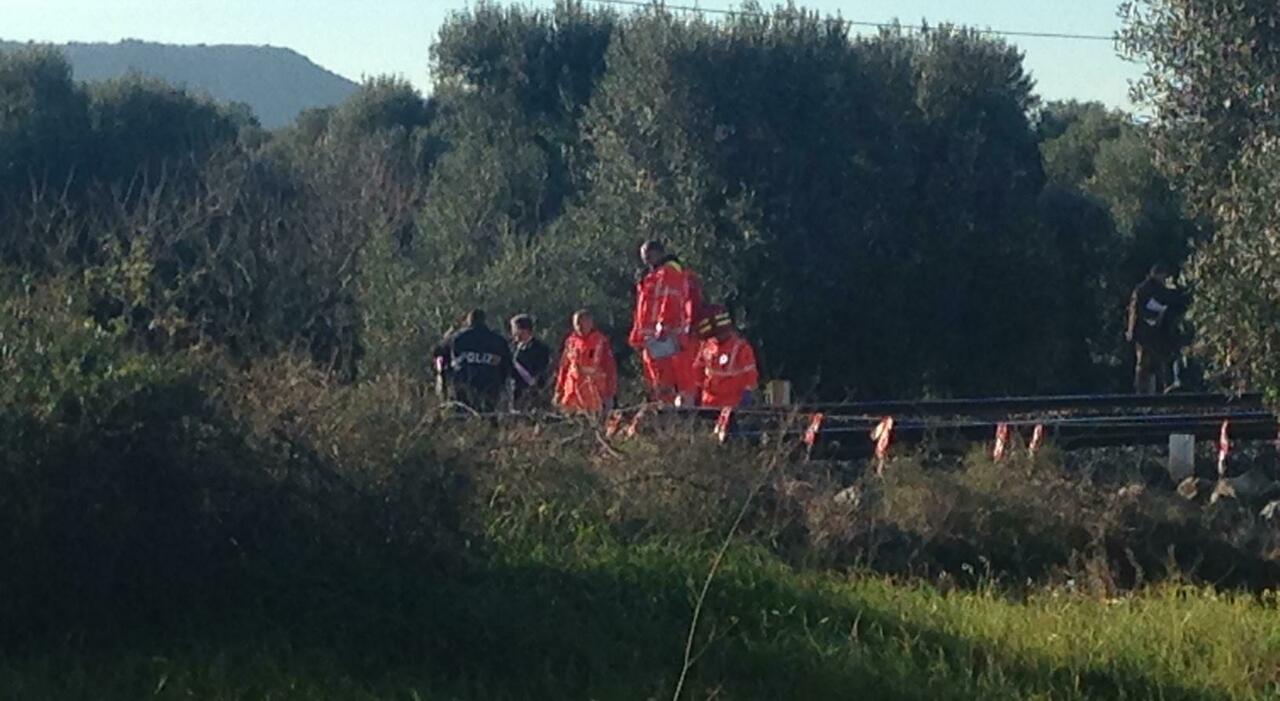 uomo investito da treno a trani circolazione bloccata in puglia frecciarossa e intercity fermi tra pescara e bari