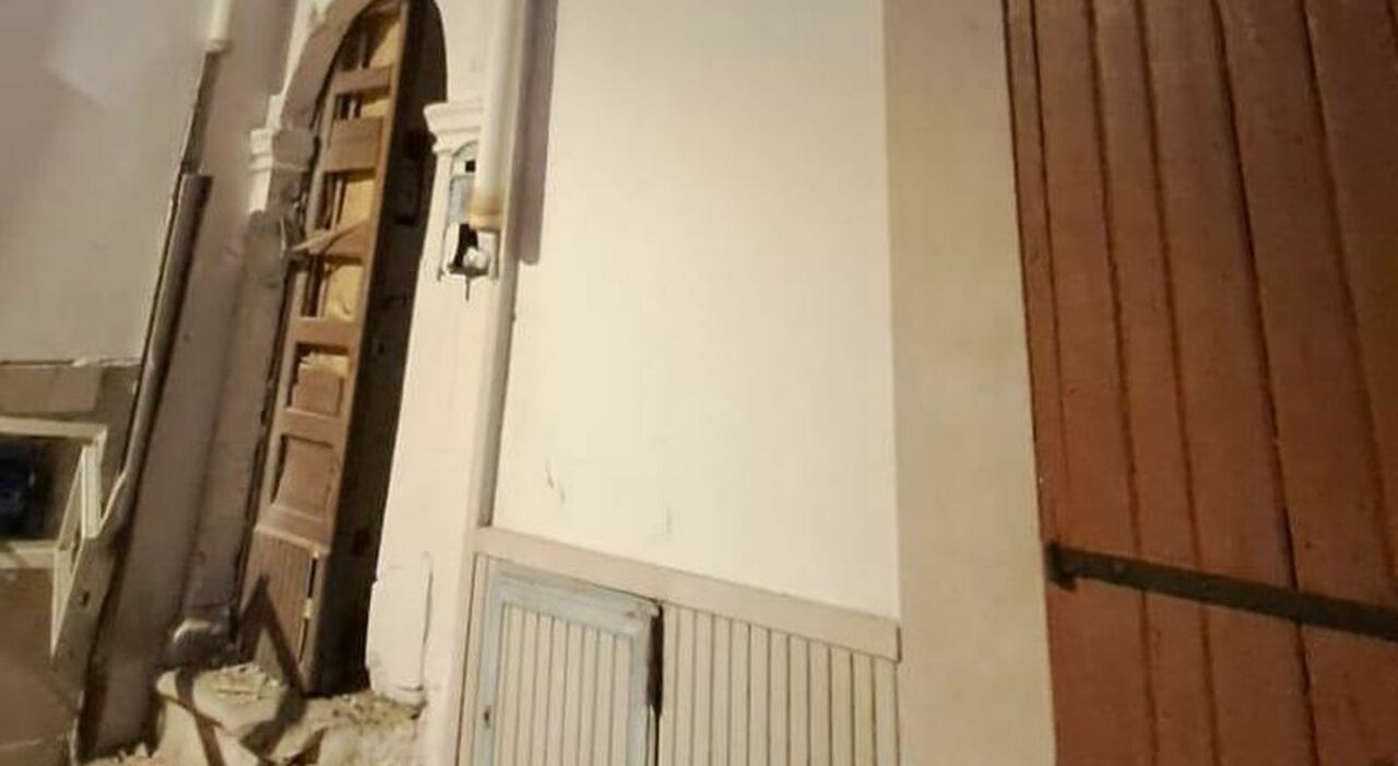 Vieste, esplosione nella notte: ordigno rudimentale davanti a un?abitazione. Ingenti danni
