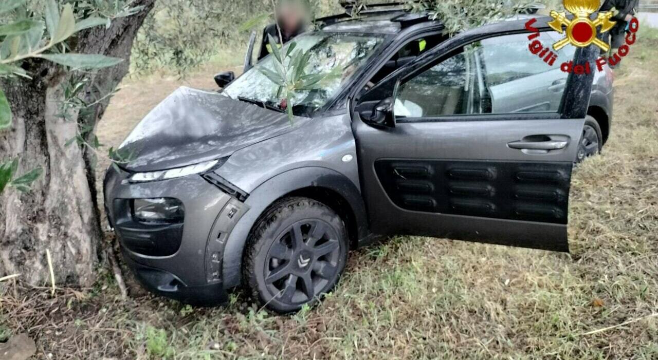 https://statics.cedscdn.it/photos/MED_HIGH/2025/09/23/9084575_23110608_auto_contro_albero_cerveteri_1.jpg