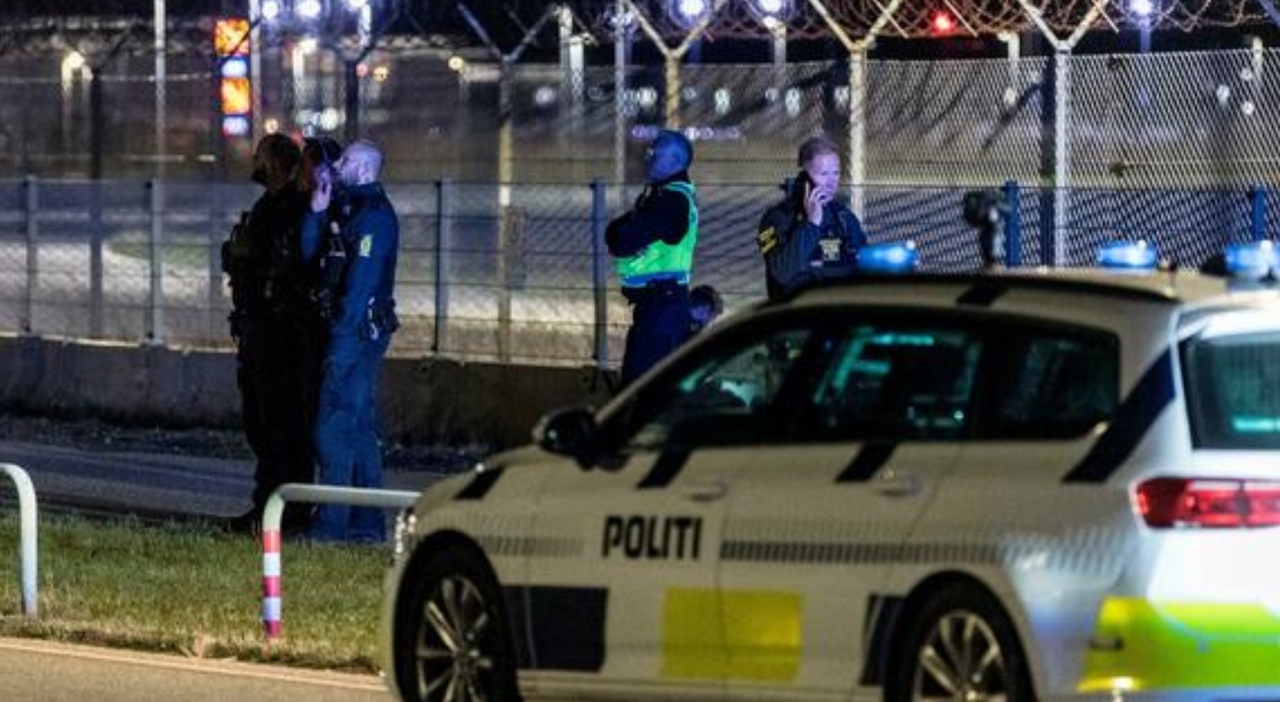https://statics.cedscdn.it/photos/MED_HIGH/2025/09/23/9084610_23114837_droni_copenaghen_oslo_russi_007_alto_rischio_sabotaggi_cosa_sappiamo_oggi_23_9_2025.jpg