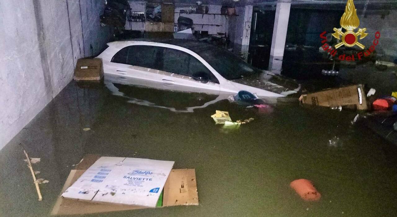maltempo piogge torrenziali e grandine allagamenti di strade case e garage tra padova rovigo e venezia 90 interventi dei pompieri