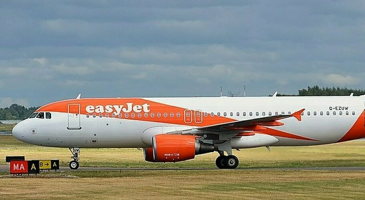 https://statics.cedscdn.it/photos/MED_HIGH/2025/09/23/9084864_23155000_easyjet_scontro_evitato_pista.jpg