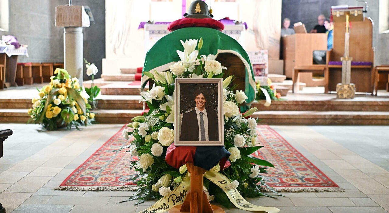 https://statics.cedscdn.it/photos/MED_HIGH/2025/09/23/9085078_23181533_matteo_franzoso_funerali_sciatore_foto_oggi_23_9_2025.jpg