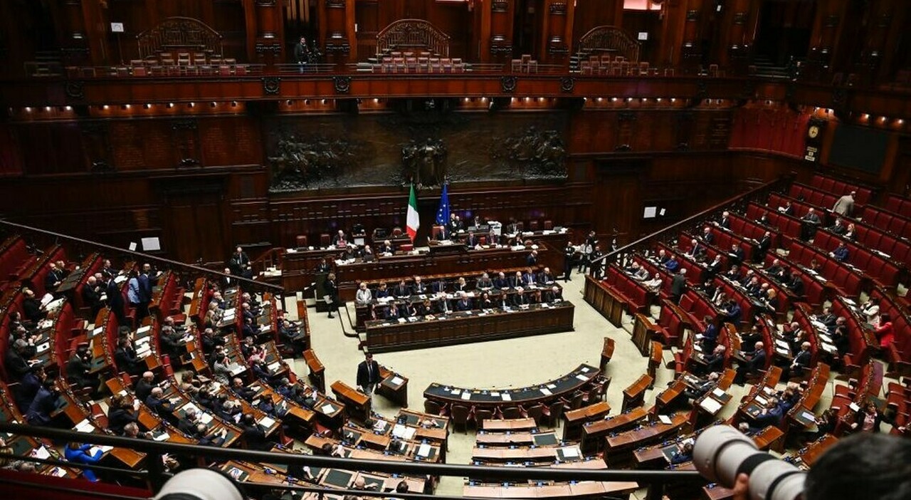 https://statics.cedscdn.it/photos/MED_HIGH/2025/09/23/9085323_23212422_salario_minimo_ok_senato_legge_delega_governo_ultime_notizie_oggi_23_9_2025.jpg