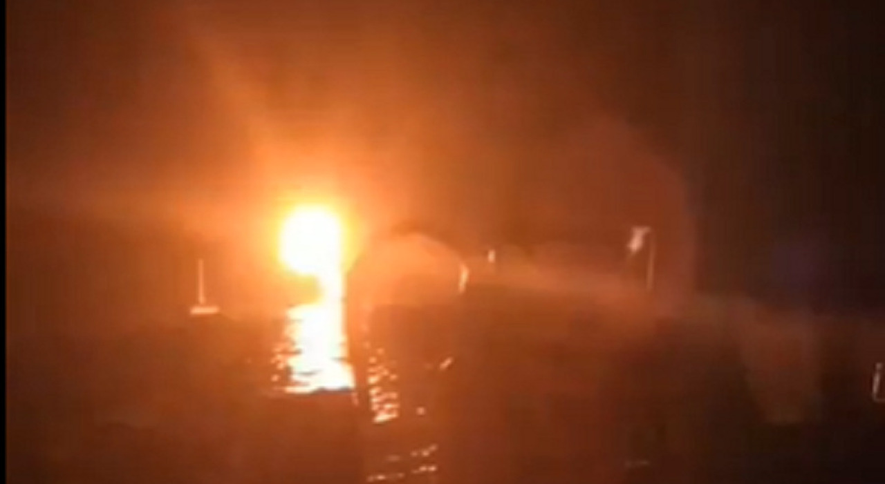 Global Sumud Flotilla attaccata con droni, due imbarcazioni colpite: «Bombe sonore e spray urticanti». La Farnesina: «Tutelare le persone a bordo»
