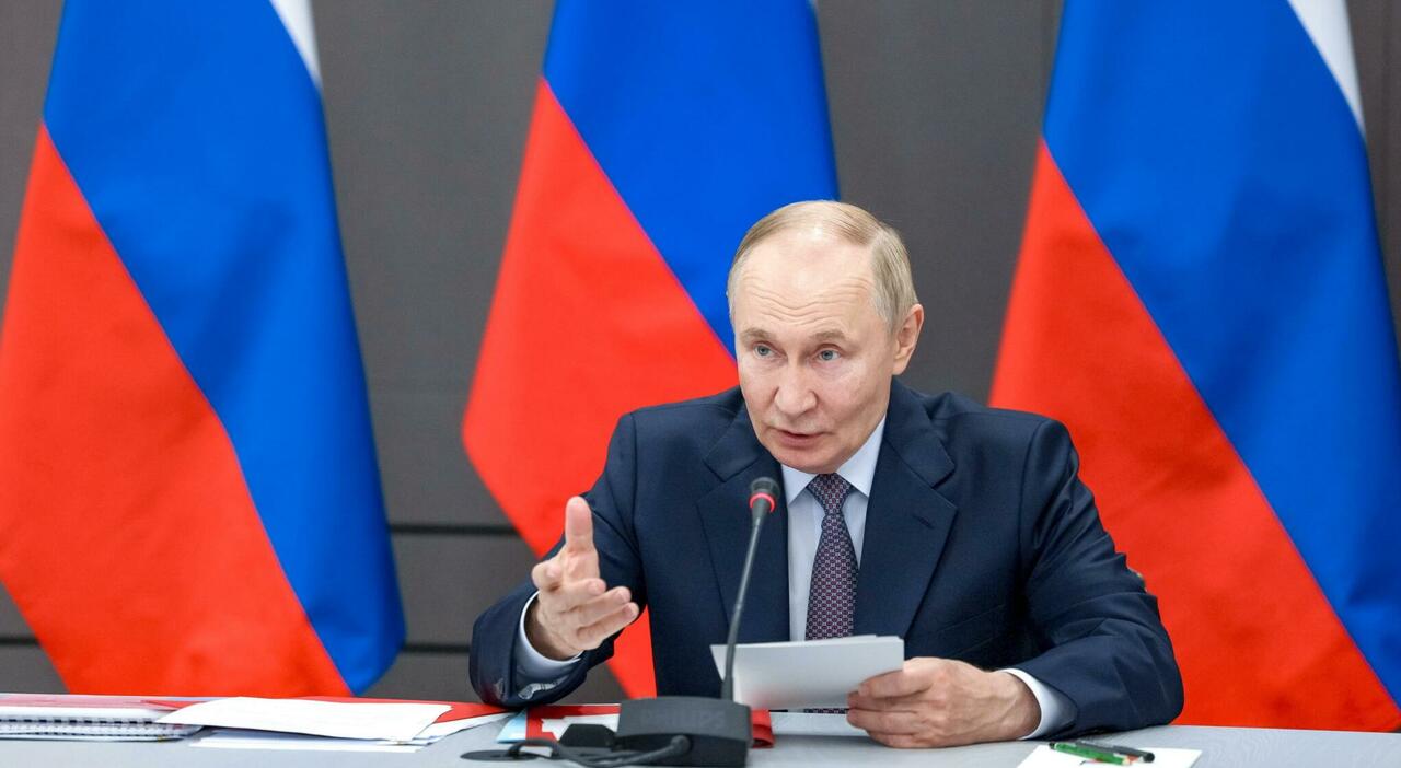 https://statics.cedscdn.it/photos/MED_HIGH/2025/09/24/9086576_24124344_putin_ucraina_kiev_cremlino.jpg